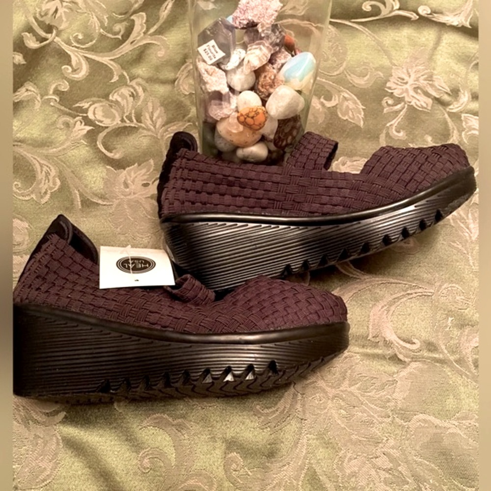NWT Dark brown Weaved Slip-On shoes. Heal USA brand. Size 7.